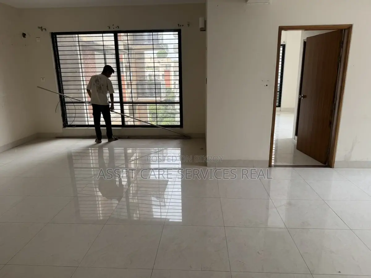 Excellent New building Office 2650 Sft Rent in Gulshan 1