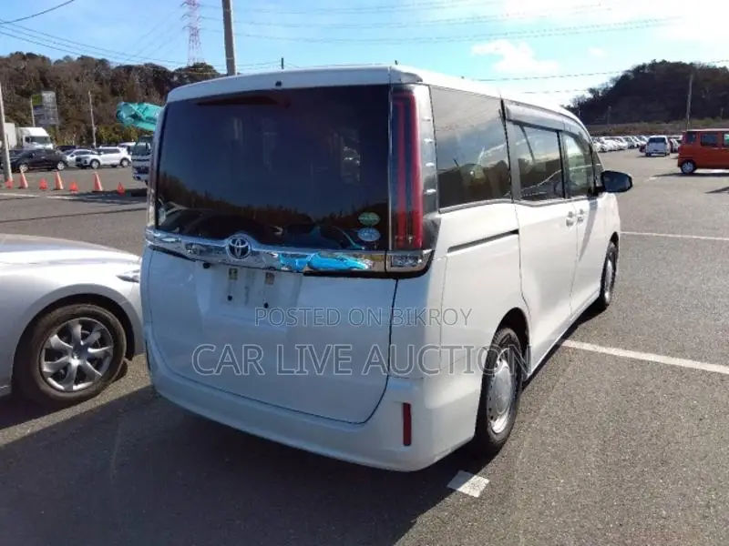 Toyota Noah HYBRID X 2021