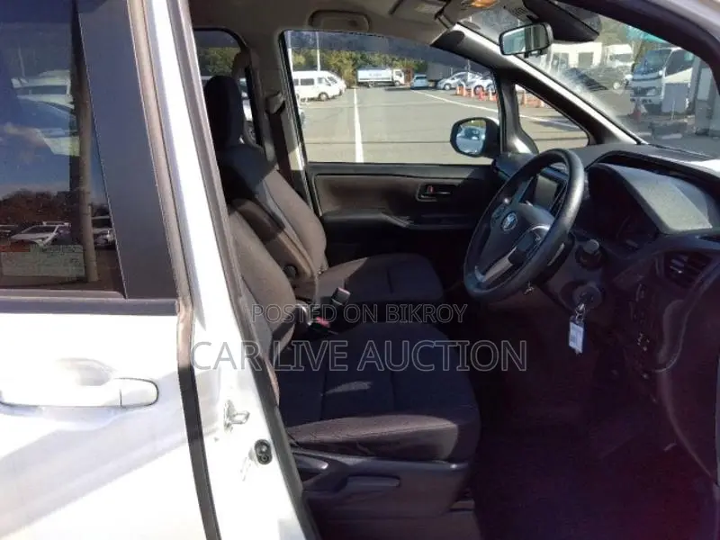 Toyota Noah HYBRID X 2021
