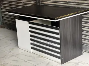 অফিস অথবা দোকানের জন্য টেবিল
