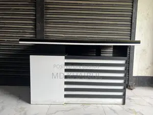 অফিস অথবা দোকানের জন্য টেবিল