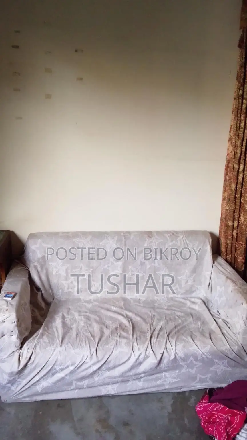 একটি টলি ছোট্ট সোফা আর পড়ার টেবিল