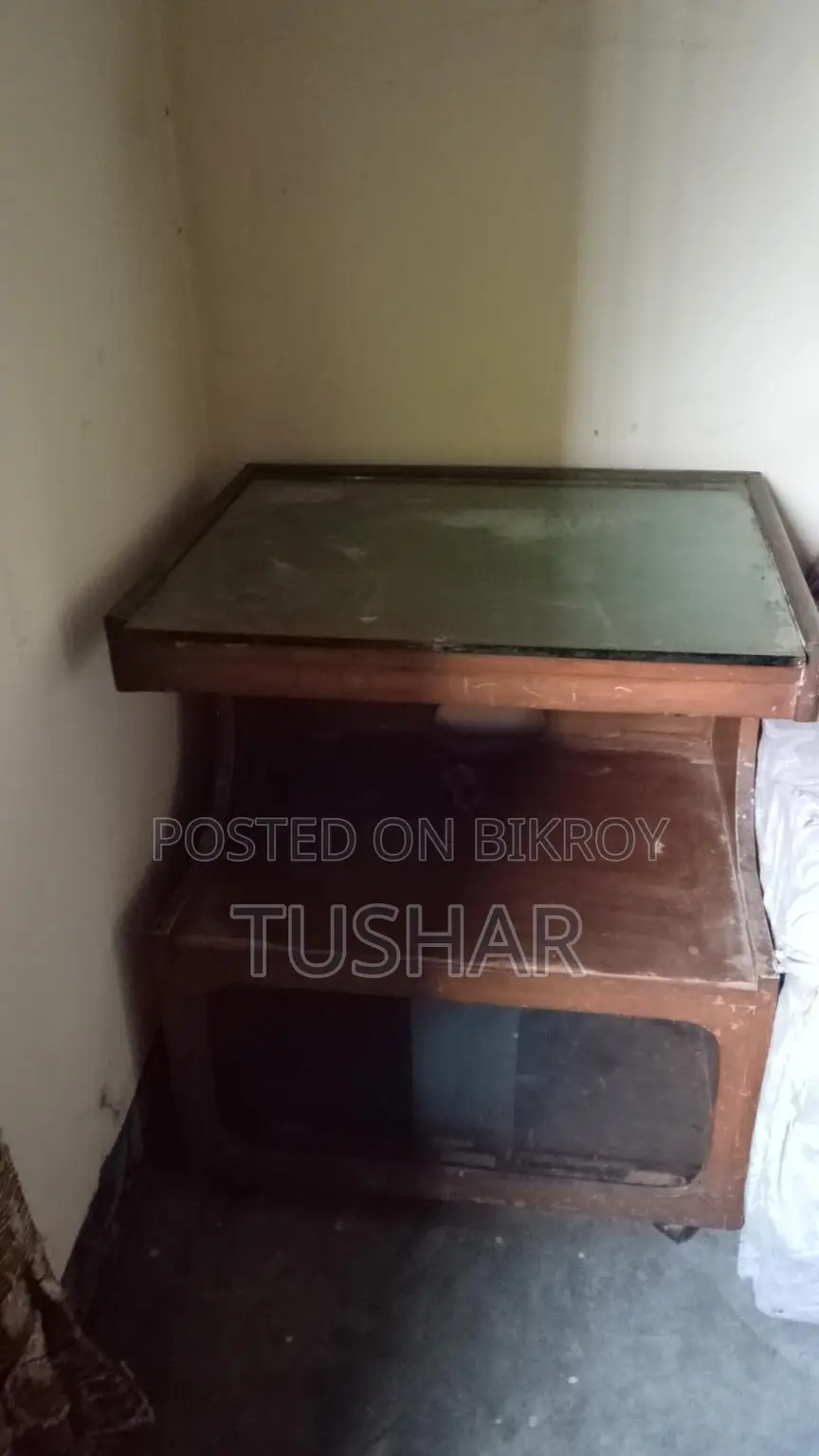 একটি টলি ছোট্ট সোফা আর পড়ার টেবিল