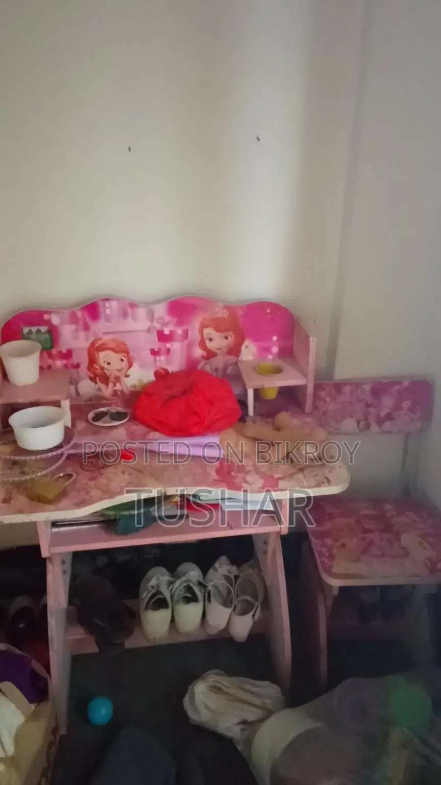 একটি টলি ছোট্ট সোফা আর পড়ার টেবিল