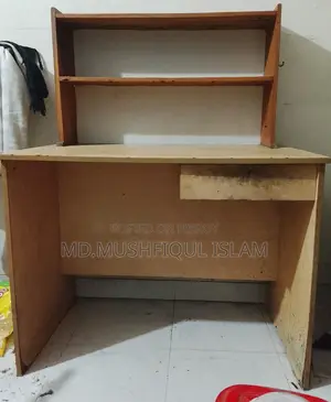 কম্পিউটার টেবিল, বই রাখার থাক সহ।