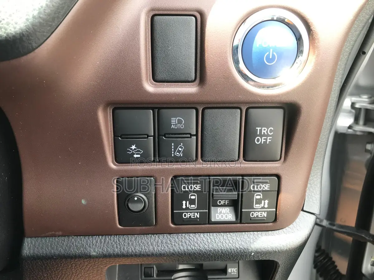 Toyota Esquire GI HYBRID PKG SILVER 2021