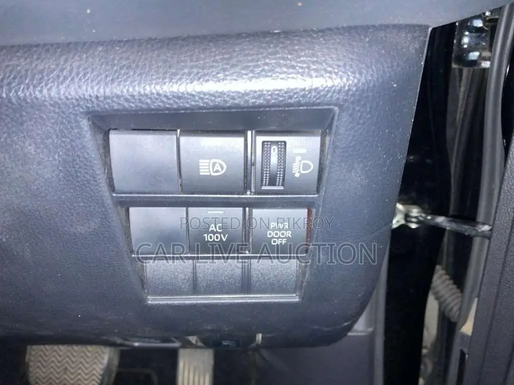Toyota Voxy hybrid 2021