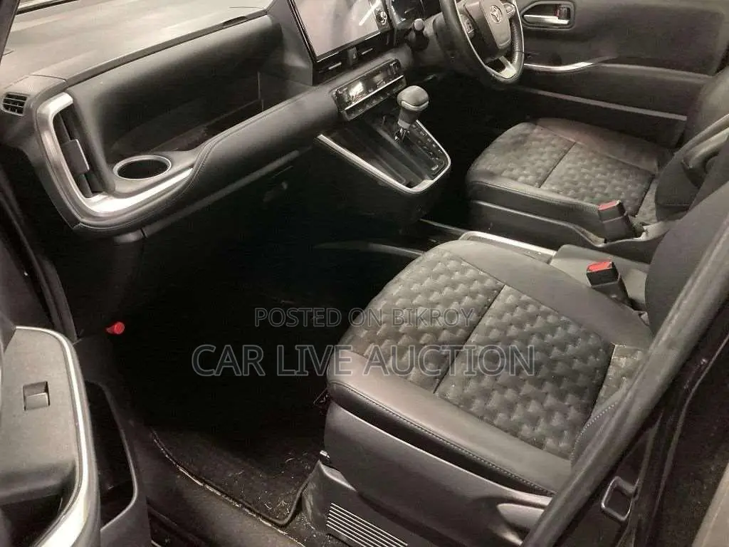 Toyota Voxy hybrid 2021