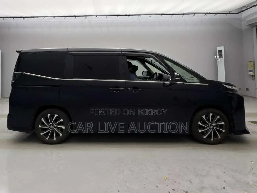 Toyota Voxy hybrid 2021
