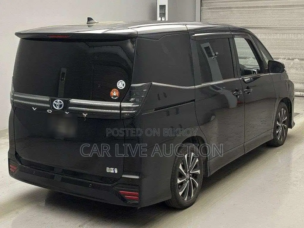 Toyota Voxy hybrid 2021