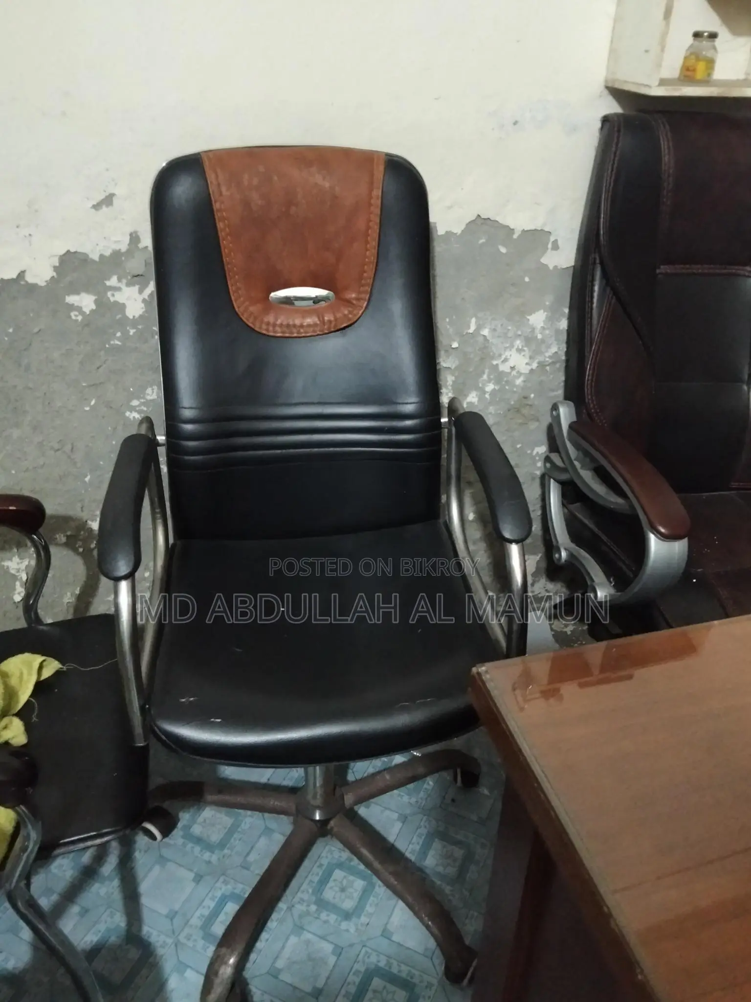 ১টি অফিস টেবিল (সাইড টেবিলসহ), ৩টি চেয়ার মেলামাইন বোর্ডের আলমার