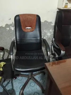 ১টি অফিস টেবিল (সাইড টেবিলসহ), ৩টি চেয়ার মেলামাইন বোর্ডের আলমার