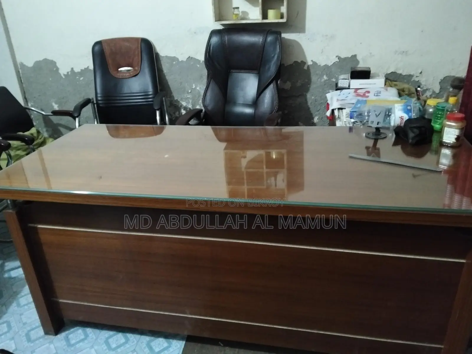 ১টি অফিস টেবিল (সাইড টেবিলসহ), ৩টি চেয়ার মেলামাইন বোর্ডের আলমার