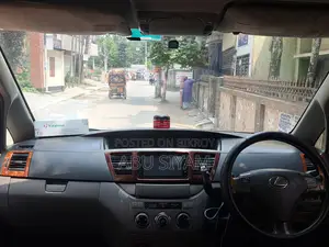 Toyota Noah 2005