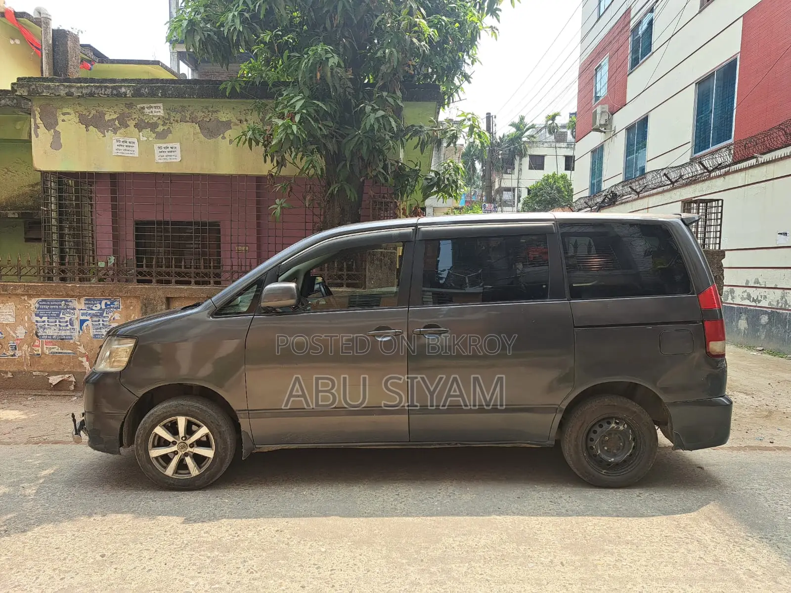 Toyota Noah 2005