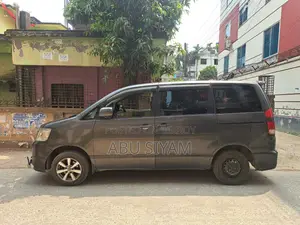 Toyota Noah 2005
