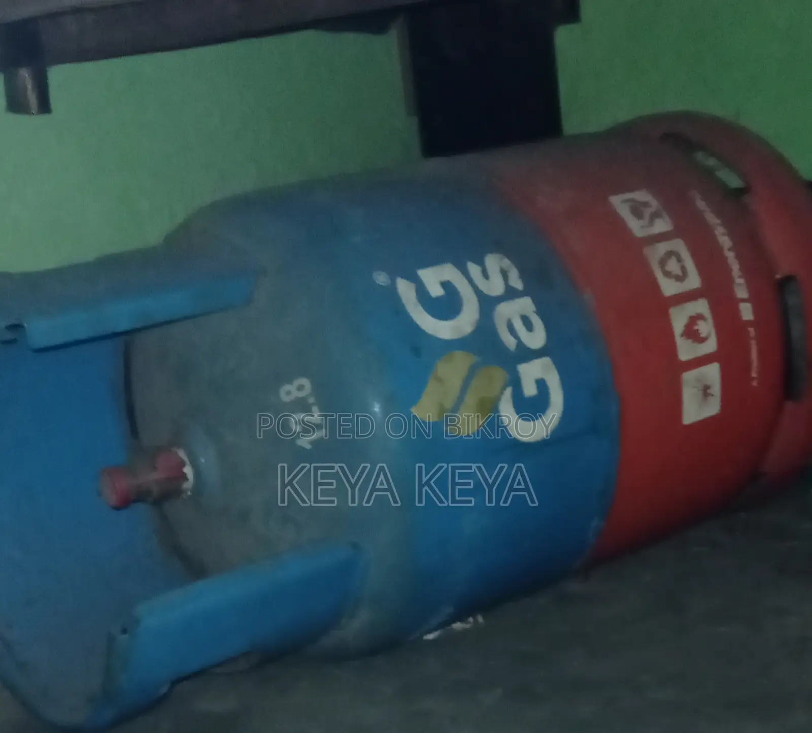এক জোড়া গ্যাসের চুলা এবং সিলিন্ডার বোতল