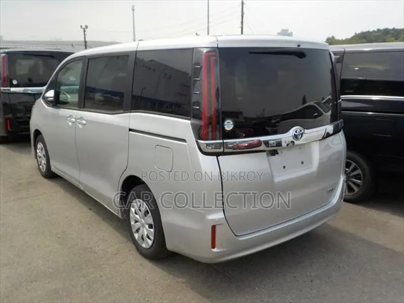 Toyota Noah X PKG, SILVER COLOR 2021