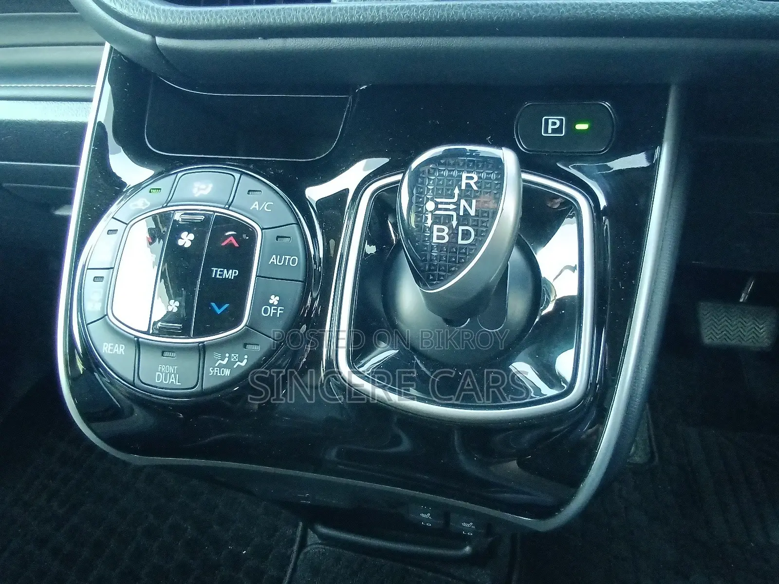 Toyota Esquire GI PKG HYB 2021