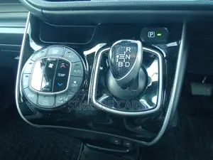 Toyota Esquire GI PKG HYB 2021
