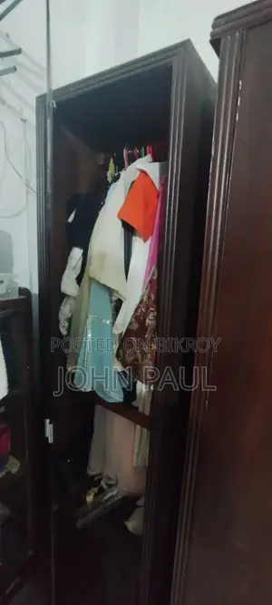 কাপড় ঝোলানোর জন্য আলমারি