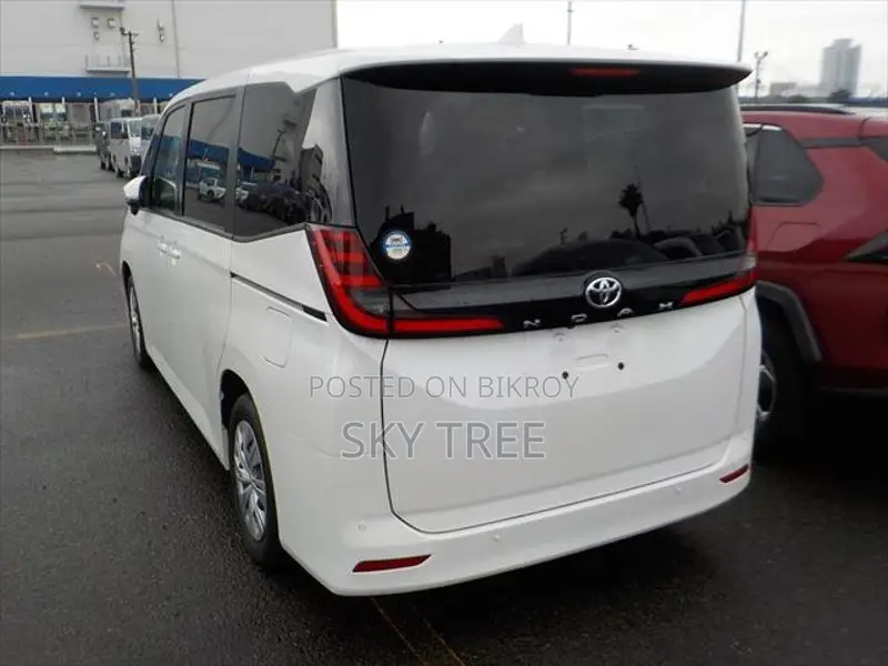 Toyota Noah X 2022