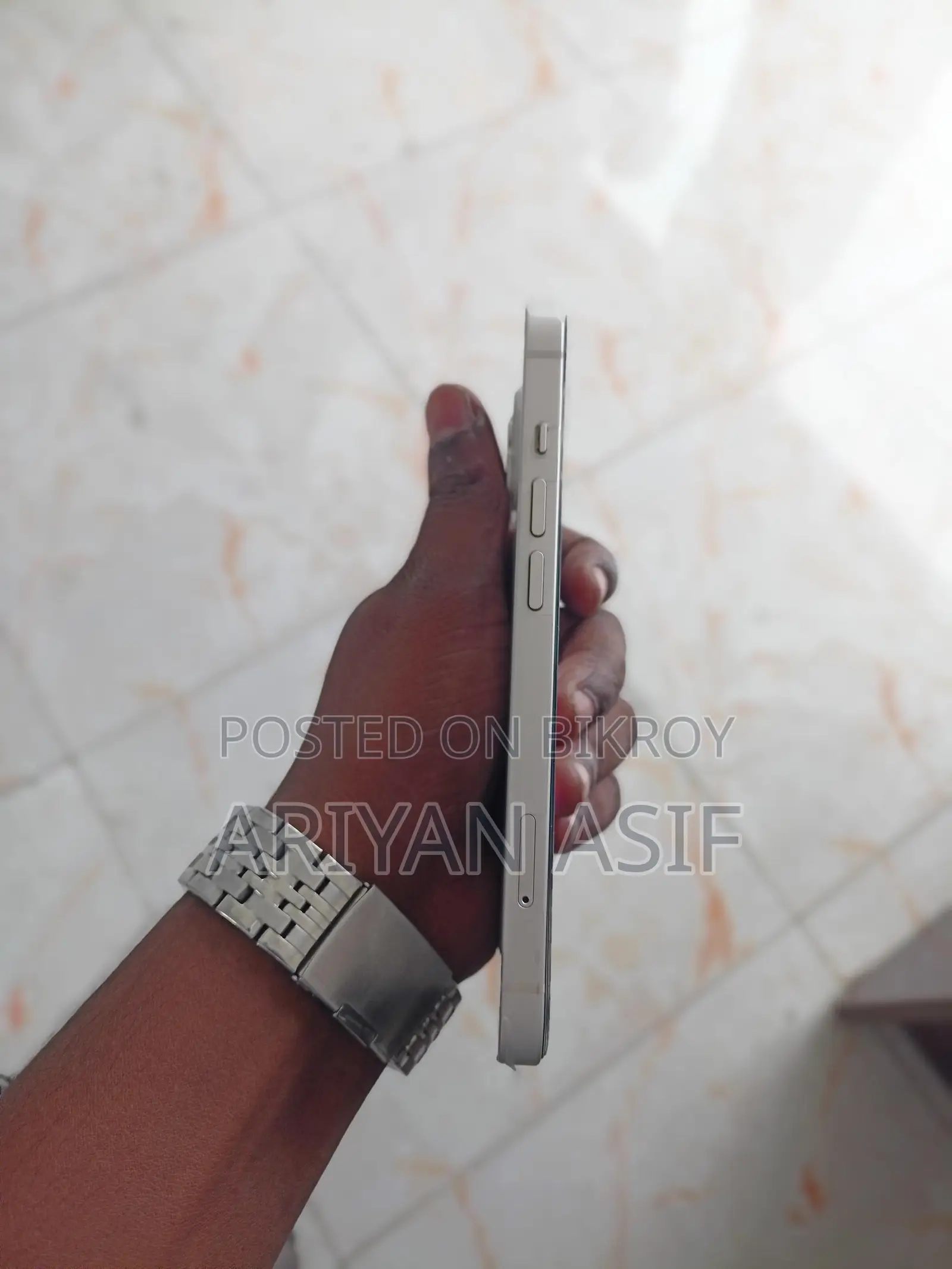 Apple iPhone 13 . (Used)