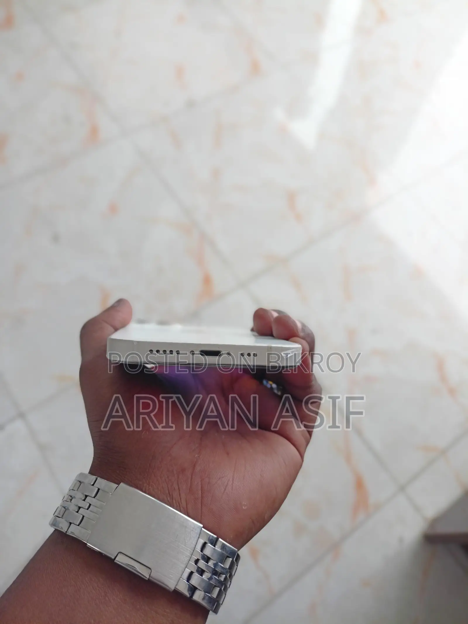 Apple iPhone 13 . (Used)