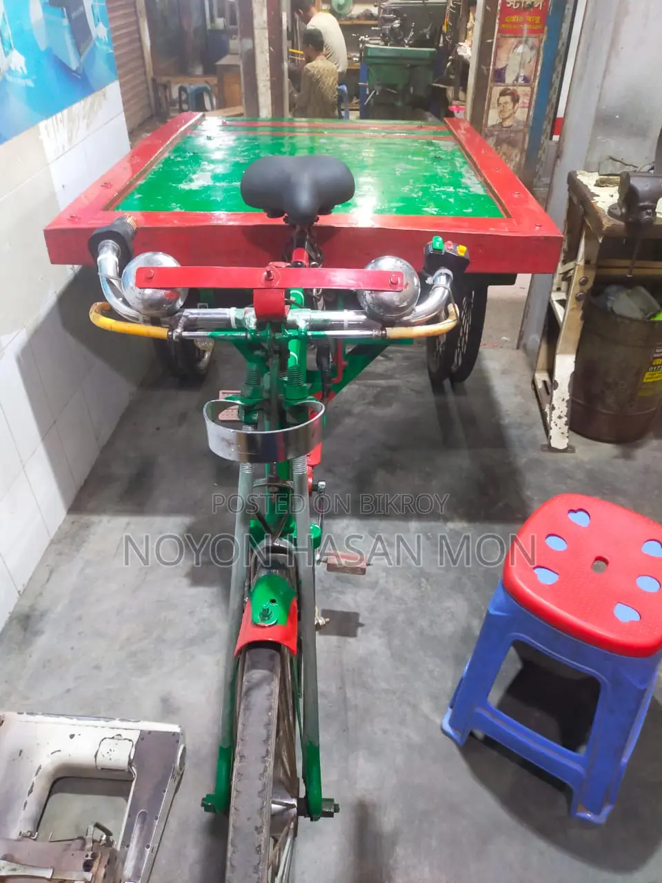 Auto Van - 5 Wheels, 4 Batteries