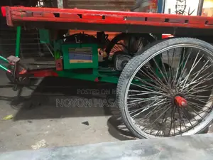 Auto Van - 5 Wheels, 4 Batteries