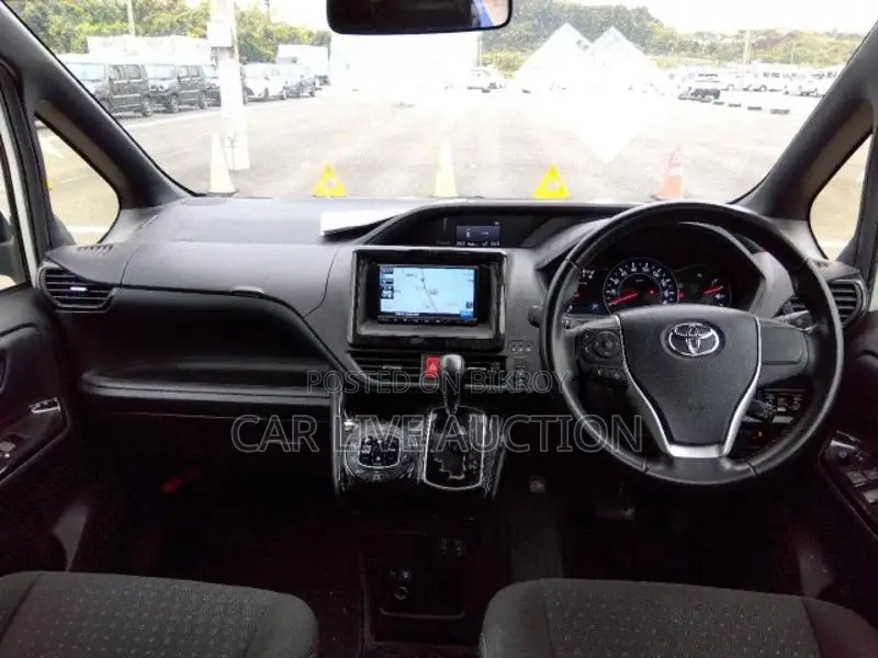Toyota Noah Non-Hybrid 2021