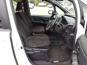 Toyota Noah Non-Hybrid 2021