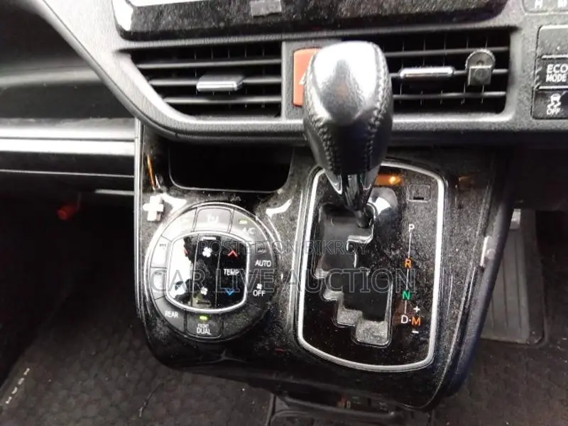 Toyota Noah Non-Hybrid 2021