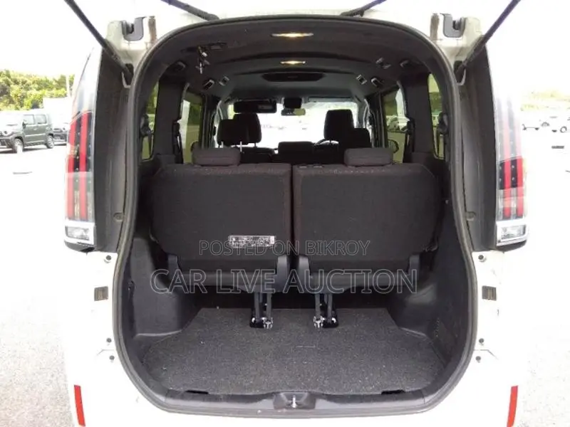 Toyota Noah Non-Hybrid 2021
