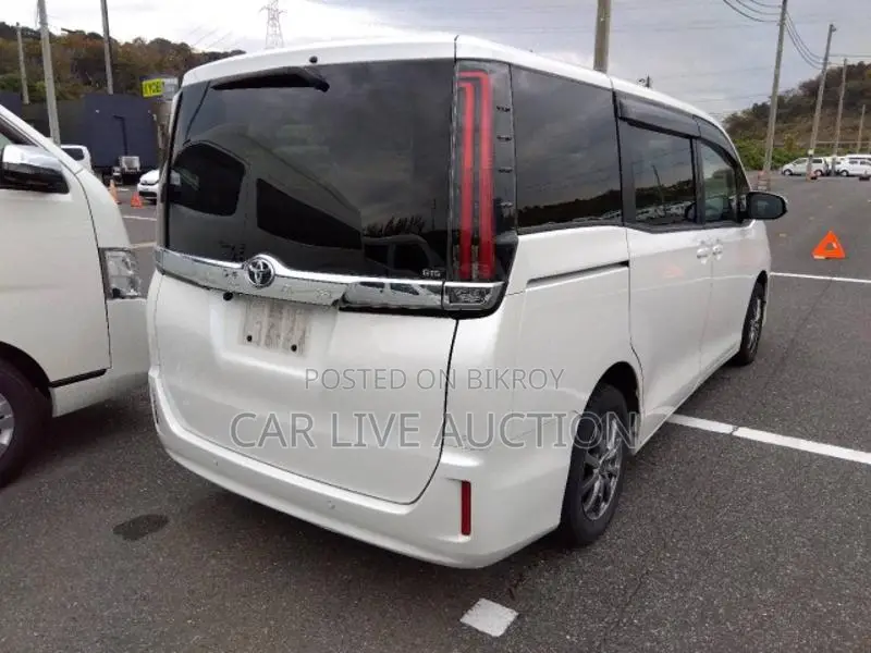 Toyota Noah Non-Hybrid 2021