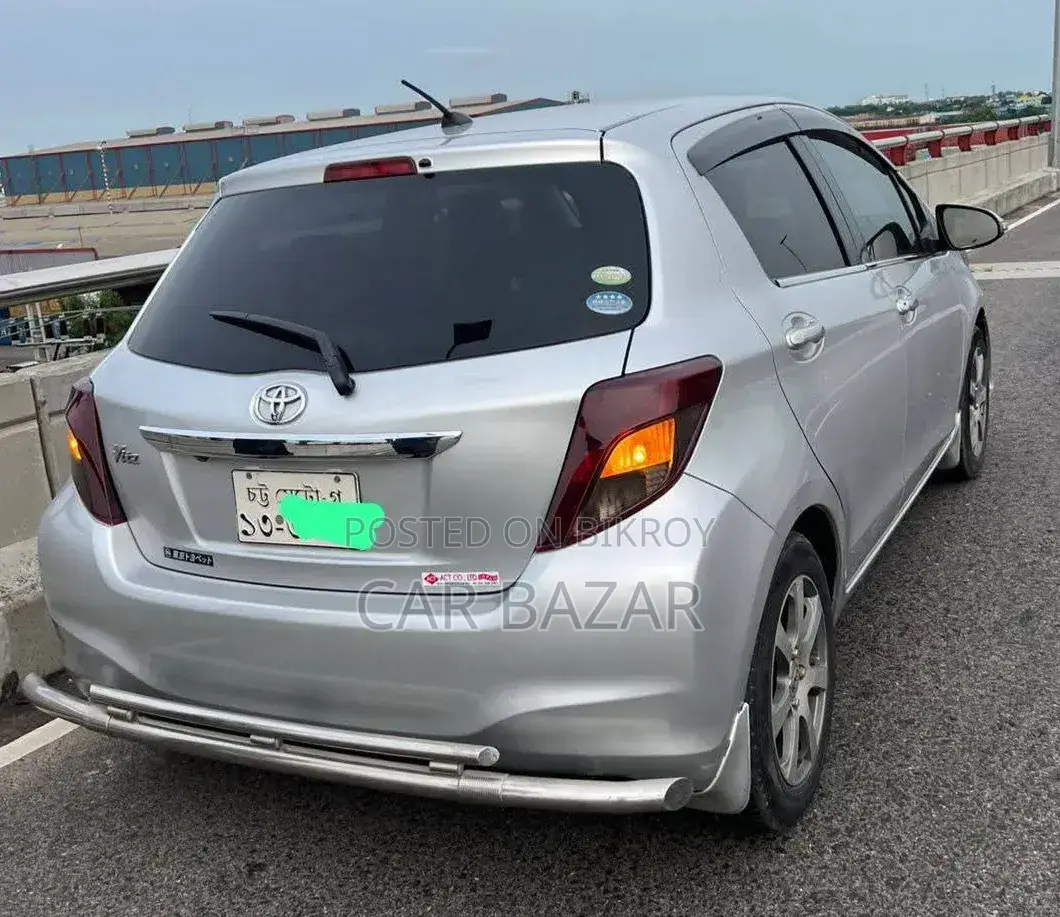 Toyota Vitz 2011 Silver