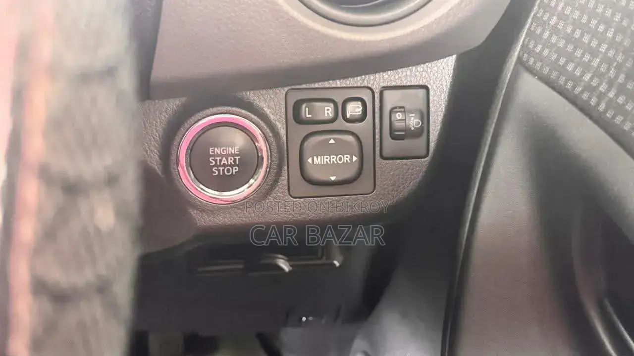 Toyota Vitz 2011 Silver
