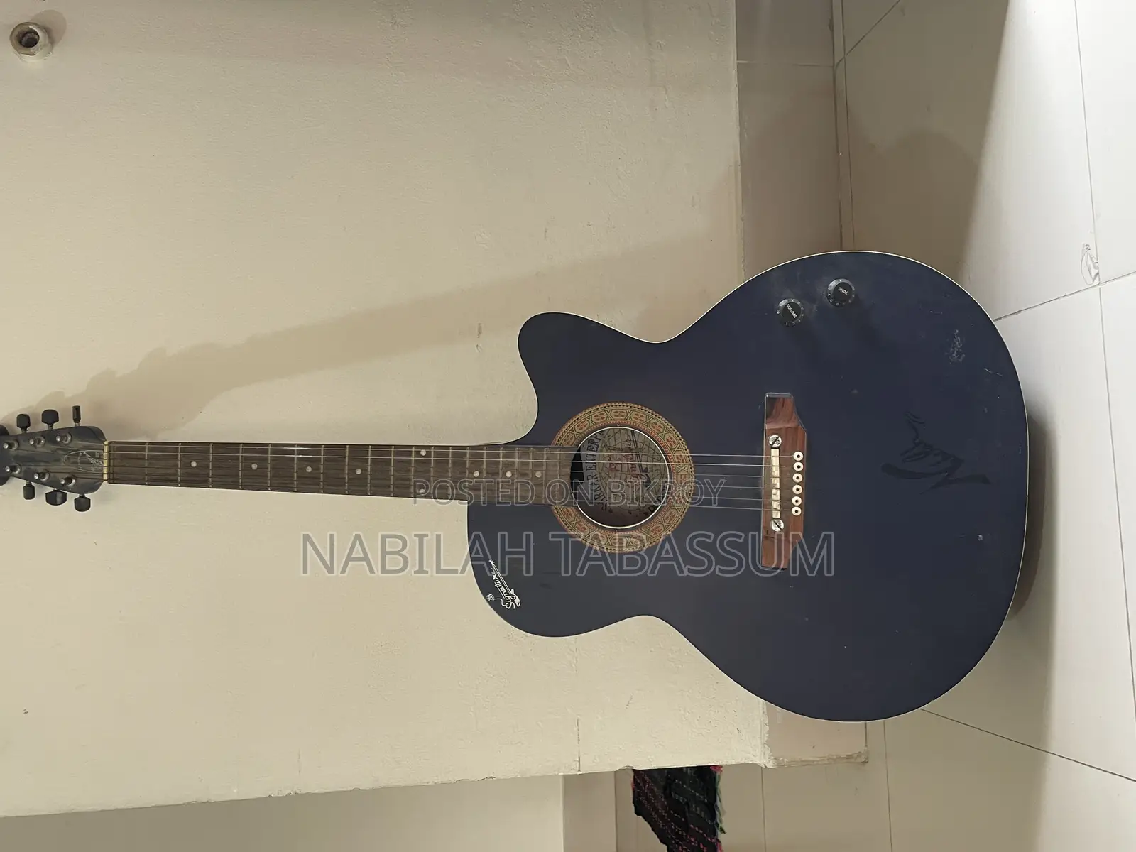 Urgent guitar for sale.