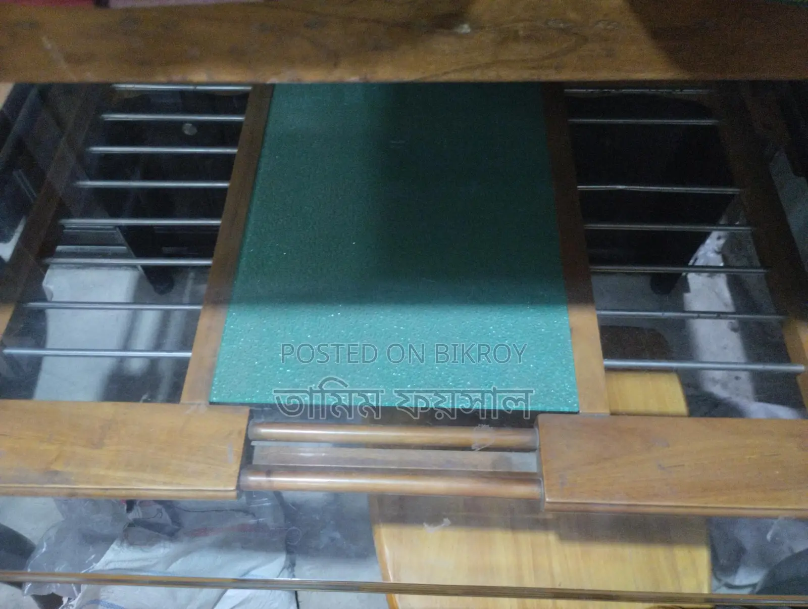 ৬ চেয়ারের ডাইনিং টেবিল একদম ফ্রেশ কন্ডিশন