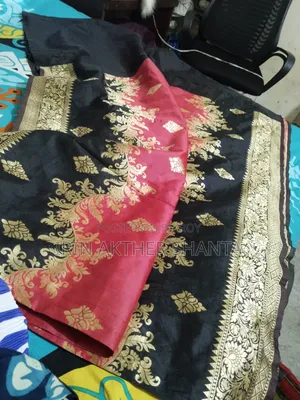 একবার ব্যবহৃত শাড়ি বিক্রি হবে