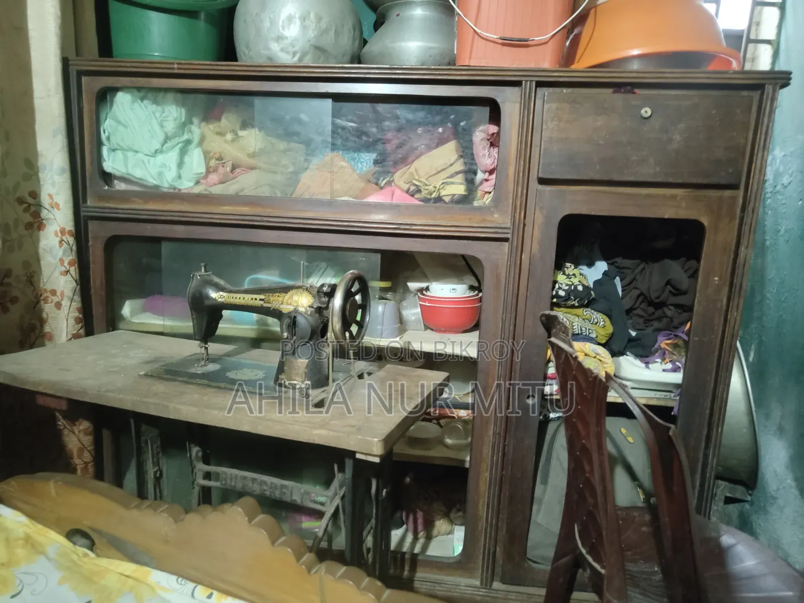পুরাতন, ভালো কাঠের শোকেজ।