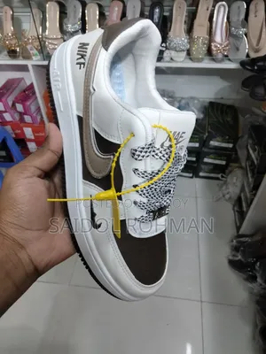 সরাসরি দোকান থেকে জুতা বিক্রি