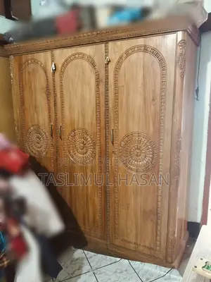 বড় ৩ দরজার আলমারি | বিশাল স্টোরেজ, মজবুত ও স্টাইলিশ | দ্রুত নিন!”