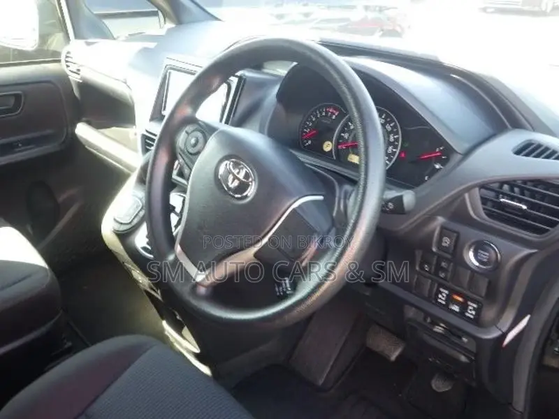 Toyota Noah Non Hybrid X Black 2020