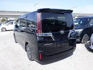 Toyota Esquire Gi Black 7 Seat 2020