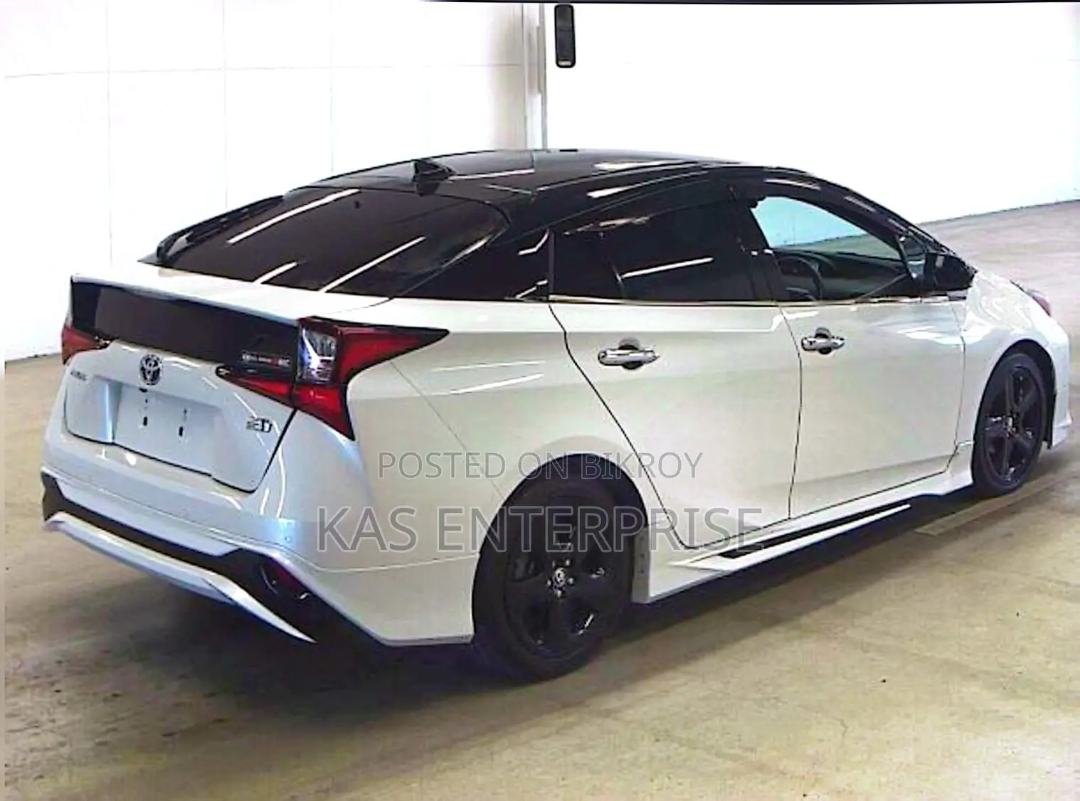 Toyota Prius S TOURING PEARL 2TON 2022