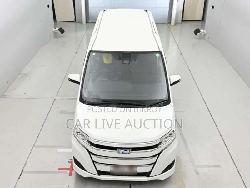 Toyota Noah hybrid 2021