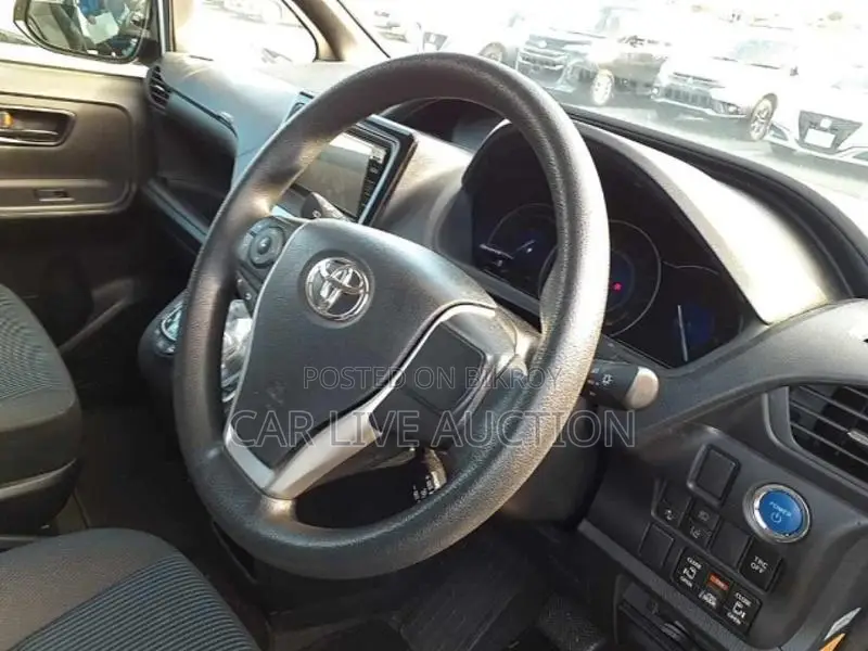 Toyota Noah hybrid 2021