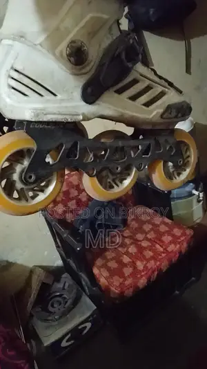 স্কেটিং সু বিক্রি হবে।