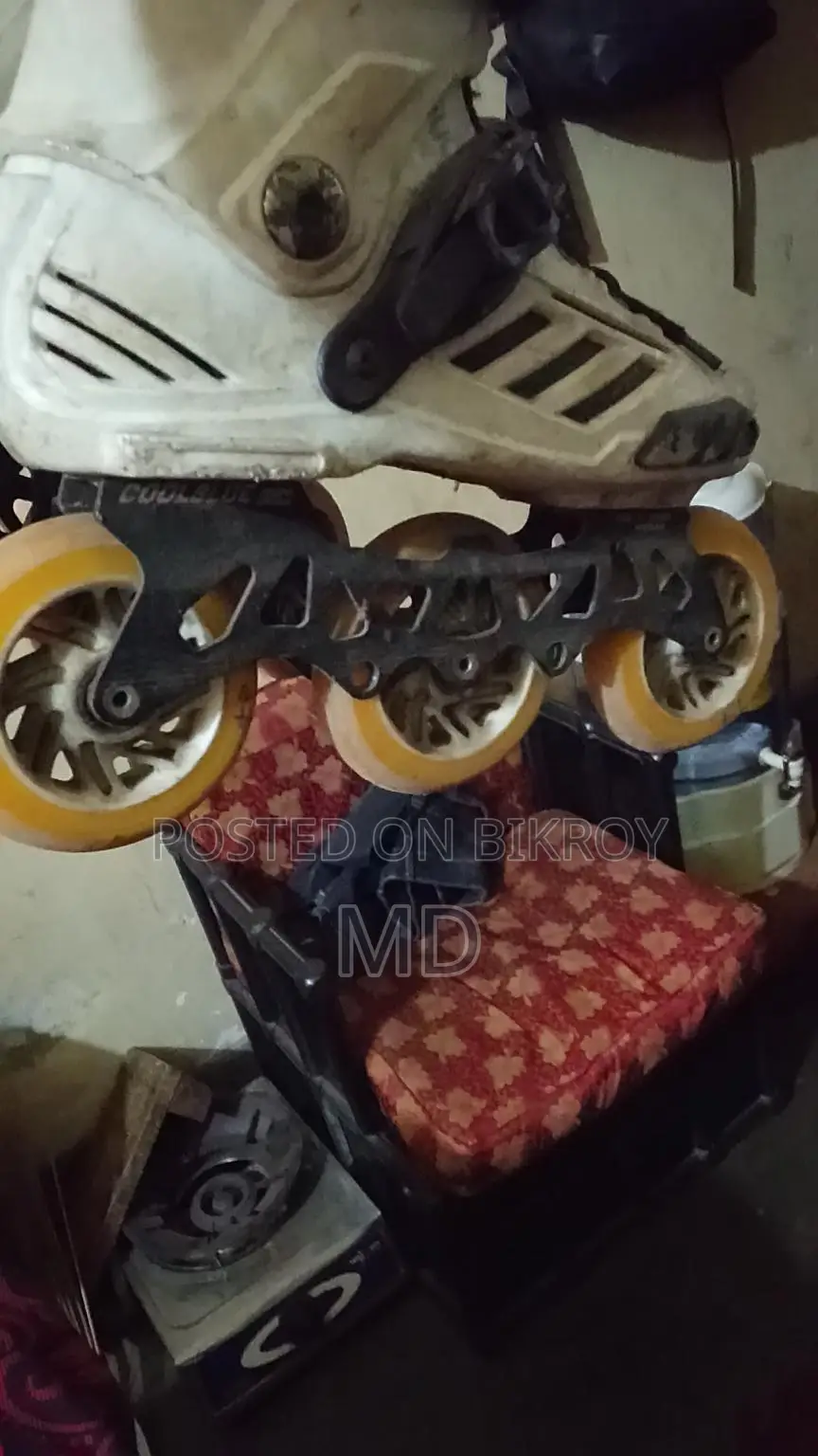 স্কেটিং সু বিক্রি হবে।